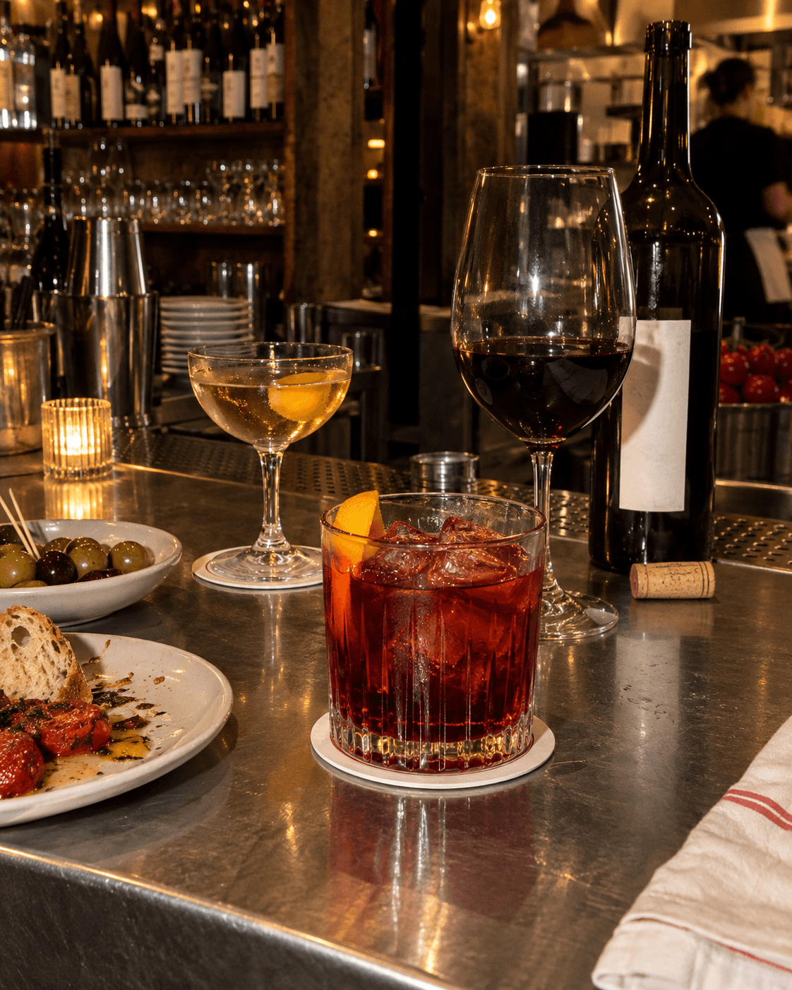 Barra nocturna con vermut, vino y cócteles clásicos